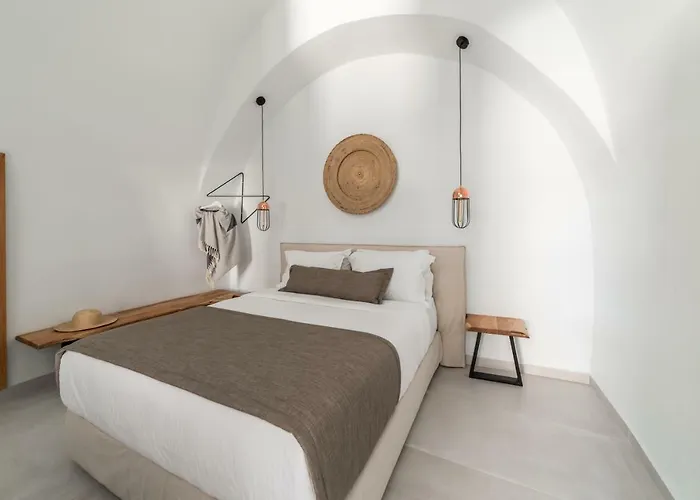 Echo Caves Fira (Santorini)